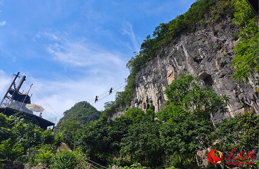 Du khách tr?i nghi?m “Via Ferrata”. ?nh: L??ng Ch??ng Huy - Nhan Dan nh?t báo ?i?n t?